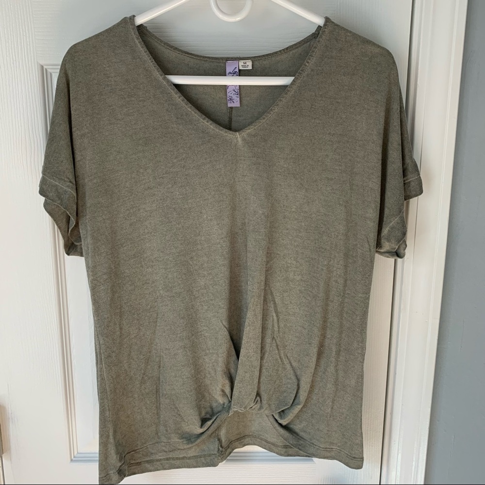 NWOT Francesca’s Twist Front Tee
